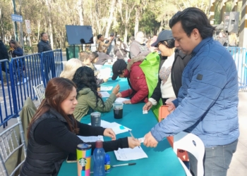 FANS DE LUIS MIGUEL FORMAN LARGAS FILAS PARA OBTENER LOS ÚLTIMOS BOLETOS