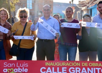 Alcalde Enrique Galindo moderniza la Capital: entrega pavimentación de calle Grafito