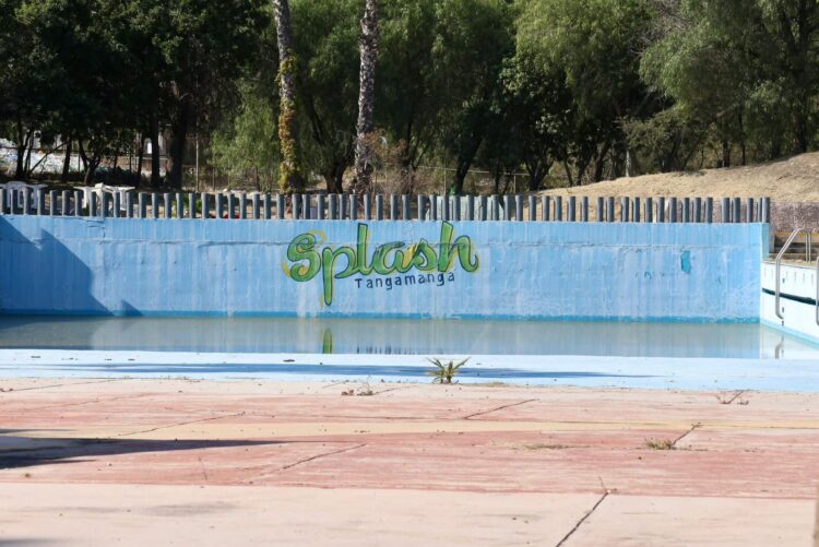 *PODER JUDICIAL FRENA A LA HERENCIA MALDITA, PARQUE ACUÁTICO SPLASH SERÁ REMODELADO* •	*Titular de la SEDUVOP reafirma la determinación de seguir haciendo obra pública bajo un marco de legalidad y beneficio colectivo.*  El Gobierno del Estado reconoce el fallo del juzgado federal que ratificó la legalidad de las obras de ampliación del parque acuático Splash, al interior del Tangamanga I, y reafirma su determinación de seguir modernizando la infraestructura pública bajo un marco de legalidad y para beneficio de todas y todos los potosinos. Lo anterior lo manifestó la Secretaría de Desarrollo Urbano, Vivienda y Obras Públicas, Isabel Leticia Vargas Tinajero, quien señaló que el fallo de la autoridad judicial brinda certeza jurídica para la continuidad de los trabajos de ampliación y remodelación del ese espacio recreativo. Dijo que “Cambio de Ruta”, organización civil promovente del amparo e identificada con los gobiernos de la herencia maldita, de manera reiterada ha estado “frenando” con amparos similares otras obras estatales causando lentitud al desarrollo necesario de la zona metropolitana. Vargas Tinajero señaló que resulta evidente que dicha organización civil no busca proteger el medio ambiente, sino interponerse en el derecho de las y los potosinos a vivir con dignidad, con espacios seguros y funcionales y que a ello seguirá aplicándose el Gobierno del Estado porque esa es una justa exigencia de los ciudadanos.  Con respecto al amparo interpuesto para frenar la modernización del parque acuático Splash, el juzgado federal precisó que los posibles daños descritos por la parte quejosa poseían un carácter meramente eventual. De esta manera, la obra de ampliación se consolida como un proyecto estratégico y legítimo dentro del parque Tangamanga I.