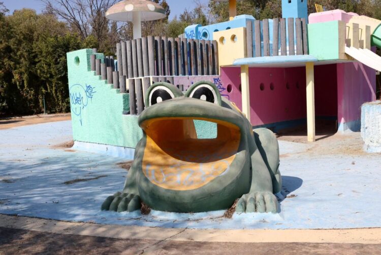 *PODER JUDICIAL FRENA A LA HERENCIA MALDITA, PARQUE ACUÁTICO SPLASH SERÁ REMODELADO* •	*Titular de la SEDUVOP reafirma la determinación de seguir haciendo obra pública bajo un marco de legalidad y beneficio colectivo.*  El Gobierno del Estado reconoce el fallo del juzgado federal que ratificó la legalidad de las obras de ampliación del parque acuático Splash, al interior del Tangamanga I, y reafirma su determinación de seguir modernizando la infraestructura pública bajo un marco de legalidad y para beneficio de todas y todos los potosinos. Lo anterior lo manifestó la Secretaría de Desarrollo Urbano, Vivienda y Obras Públicas, Isabel Leticia Vargas Tinajero, quien señaló que el fallo de la autoridad judicial brinda certeza jurídica para la continuidad de los trabajos de ampliación y remodelación del ese espacio recreativo. Dijo que “Cambio de Ruta”, organización civil promovente del amparo e identificada con los gobiernos de la herencia maldita, de manera reiterada ha estado “frenando” con amparos similares otras obras estatales causando lentitud al desarrollo necesario de la zona metropolitana. Vargas Tinajero señaló que resulta evidente que dicha organización civil no busca proteger el medio ambiente, sino interponerse en el derecho de las y los potosinos a vivir con dignidad, con espacios seguros y funcionales y que a ello seguirá aplicándose el Gobierno del Estado porque esa es una justa exigencia de los ciudadanos.  Con respecto al amparo interpuesto para frenar la modernización del parque acuático Splash, el juzgado federal precisó que los posibles daños descritos por la parte quejosa poseían un carácter meramente eventual. De esta manera, la obra de ampliación se consolida como un proyecto estratégico y legítimo dentro del parque Tangamanga I.