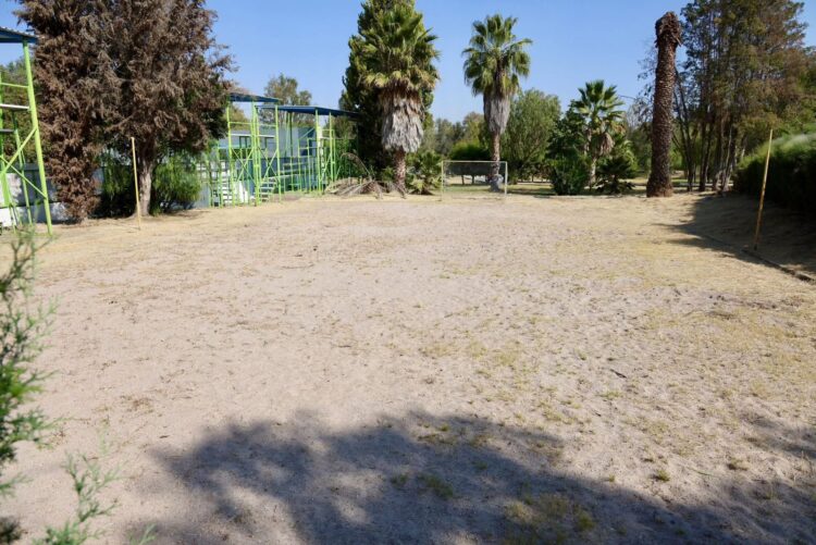 *PODER JUDICIAL FRENA A LA HERENCIA MALDITA, PARQUE ACUÁTICO SPLASH SERÁ REMODELADO* •	*Titular de la SEDUVOP reafirma la determinación de seguir haciendo obra pública bajo un marco de legalidad y beneficio colectivo.*  El Gobierno del Estado reconoce el fallo del juzgado federal que ratificó la legalidad de las obras de ampliación del parque acuático Splash, al interior del Tangamanga I, y reafirma su determinación de seguir modernizando la infraestructura pública bajo un marco de legalidad y para beneficio de todas y todos los potosinos. Lo anterior lo manifestó la Secretaría de Desarrollo Urbano, Vivienda y Obras Públicas, Isabel Leticia Vargas Tinajero, quien señaló que el fallo de la autoridad judicial brinda certeza jurídica para la continuidad de los trabajos de ampliación y remodelación del ese espacio recreativo. Dijo que “Cambio de Ruta”, organización civil promovente del amparo e identificada con los gobiernos de la herencia maldita, de manera reiterada ha estado “frenando” con amparos similares otras obras estatales causando lentitud al desarrollo necesario de la zona metropolitana. Vargas Tinajero señaló que resulta evidente que dicha organización civil no busca proteger el medio ambiente, sino interponerse en el derecho de las y los potosinos a vivir con dignidad, con espacios seguros y funcionales y que a ello seguirá aplicándose el Gobierno del Estado porque esa es una justa exigencia de los ciudadanos.  Con respecto al amparo interpuesto para frenar la modernización del parque acuático Splash, el juzgado federal precisó que los posibles daños descritos por la parte quejosa poseían un carácter meramente eventual. De esta manera, la obra de ampliación se consolida como un proyecto estratégico y legítimo dentro del parque Tangamanga I.