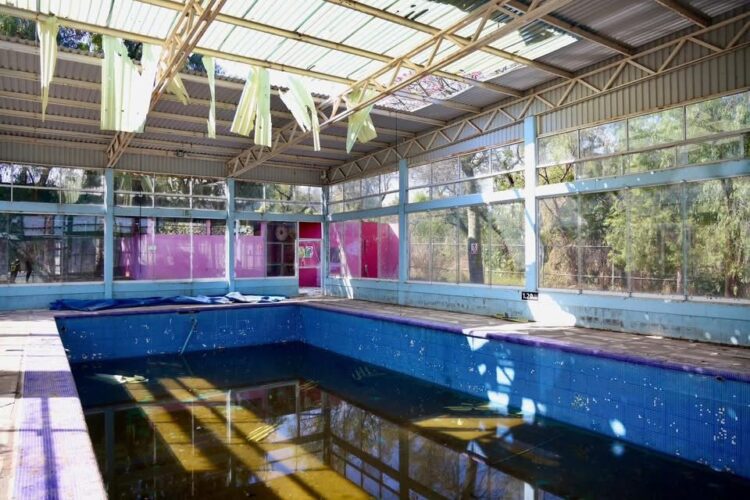*PODER JUDICIAL FRENA A LA HERENCIA MALDITA, PARQUE ACUÁTICO SPLASH SERÁ REMODELADO* •	*Titular de la SEDUVOP reafirma la determinación de seguir haciendo obra pública bajo un marco de legalidad y beneficio colectivo.*  El Gobierno del Estado reconoce el fallo del juzgado federal que ratificó la legalidad de las obras de ampliación del parque acuático Splash, al interior del Tangamanga I, y reafirma su determinación de seguir modernizando la infraestructura pública bajo un marco de legalidad y para beneficio de todas y todos los potosinos. Lo anterior lo manifestó la Secretaría de Desarrollo Urbano, Vivienda y Obras Públicas, Isabel Leticia Vargas Tinajero, quien señaló que el fallo de la autoridad judicial brinda certeza jurídica para la continuidad de los trabajos de ampliación y remodelación del ese espacio recreativo. Dijo que “Cambio de Ruta”, organización civil promovente del amparo e identificada con los gobiernos de la herencia maldita, de manera reiterada ha estado “frenando” con amparos similares otras obras estatales causando lentitud al desarrollo necesario de la zona metropolitana. Vargas Tinajero señaló que resulta evidente que dicha organización civil no busca proteger el medio ambiente, sino interponerse en el derecho de las y los potosinos a vivir con dignidad, con espacios seguros y funcionales y que a ello seguirá aplicándose el Gobierno del Estado porque esa es una justa exigencia de los ciudadanos.  Con respecto al amparo interpuesto para frenar la modernización del parque acuático Splash, el juzgado federal precisó que los posibles daños descritos por la parte quejosa poseían un carácter meramente eventual. De esta manera, la obra de ampliación se consolida como un proyecto estratégico y legítimo dentro del parque Tangamanga I.