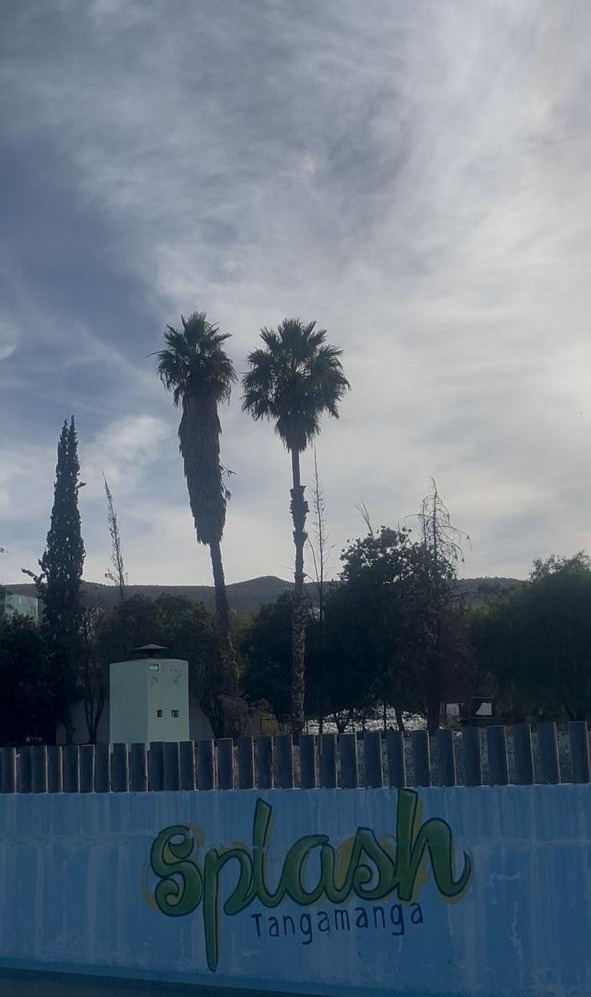 *PODER JUDICIAL FRENA A LA HERENCIA MALDITA, PARQUE ACUÁTICO SPLASH SERÁ REMODELADO* •	*Titular de la SEDUVOP reafirma la determinación de seguir haciendo obra pública bajo un marco de legalidad y beneficio colectivo.*  El Gobierno del Estado reconoce el fallo del juzgado federal que ratificó la legalidad de las obras de ampliación del parque acuático Splash, al interior del Tangamanga I, y reafirma su determinación de seguir modernizando la infraestructura pública bajo un marco de legalidad y para beneficio de todas y todos los potosinos. Lo anterior lo manifestó la Secretaría de Desarrollo Urbano, Vivienda y Obras Públicas, Isabel Leticia Vargas Tinajero, quien señaló que el fallo de la autoridad judicial brinda certeza jurídica para la continuidad de los trabajos de ampliación y remodelación del ese espacio recreativo. Dijo que “Cambio de Ruta”, organización civil promovente del amparo e identificada con los gobiernos de la herencia maldita, de manera reiterada ha estado “frenando” con amparos similares otras obras estatales causando lentitud al desarrollo necesario de la zona metropolitana. Vargas Tinajero señaló que resulta evidente que dicha organización civil no busca proteger el medio ambiente, sino interponerse en el derecho de las y los potosinos a vivir con dignidad, con espacios seguros y funcionales y que a ello seguirá aplicándose el Gobierno del Estado porque esa es una justa exigencia de los ciudadanos.  Con respecto al amparo interpuesto para frenar la modernización del parque acuático Splash, el juzgado federal precisó que los posibles daños descritos por la parte quejosa poseían un carácter meramente eventual. De esta manera, la obra de ampliación se consolida como un proyecto estratégico y legítimo dentro del parque Tangamanga I.