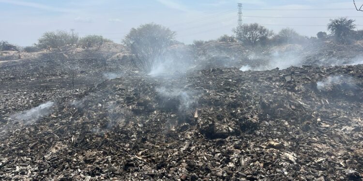 Atienden autoridades municipales incendio y acumulación de basura en El Charquillo del Saucito