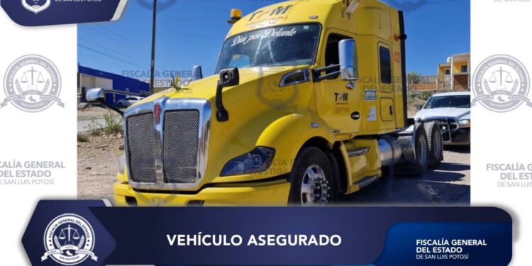 AGENTES DE FISCALÍA RECUPERAN TRACTOCAMIÓN CON REPORTE DE ROBO EN LA CAPITAL POTOSINA