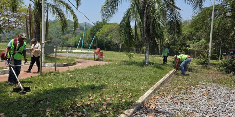 ESTADO RENUEVA UNIDAD DEPORTIVA DE TAMAZUNCHALE CON ENCHULANDO TU COMUNIDAD