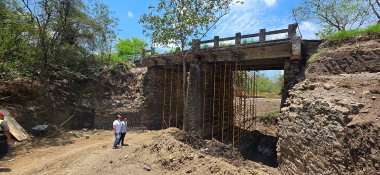 GOBIERNO ESTATAL REPARA PUENTE DE LA SAGRADA FAMILIA
