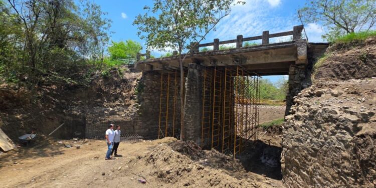 GOBIERNO ESTATAL REPARA PUENTE DE LA SAGRADA FAMILIA