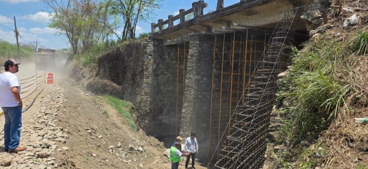 GOBIERNO ESTATAL REPARA PUENTE DE LA SAGRADA FAMILIA