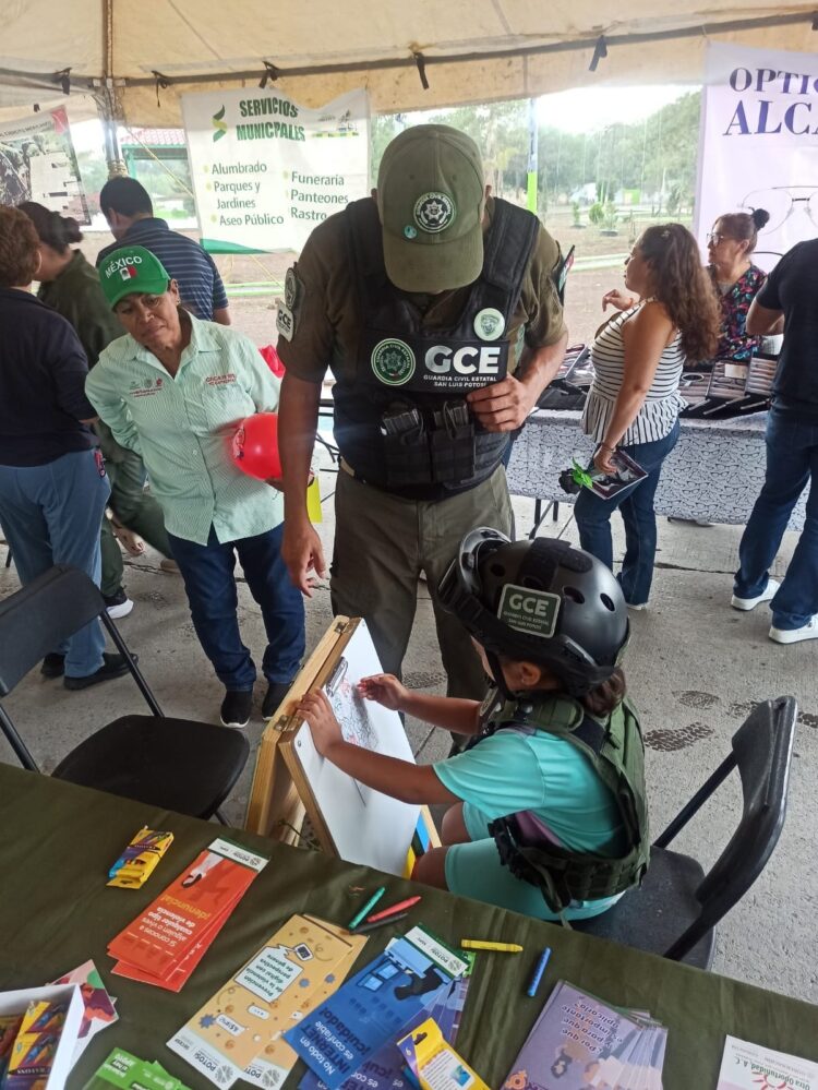 FERIA DE SEGURIDAD ACERCA SERVICIOS PREVENTIVOS A FAMILIAS DE SOLEDAD DE GRACIANO SÁNCHEZ