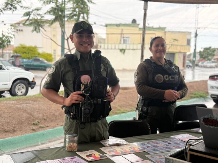 FERIA DE SEGURIDAD ACERCA SERVICIOS PREVENTIVOS A FAMILIAS DE SOLEDAD DE GRACIANO SÁNCHEZ