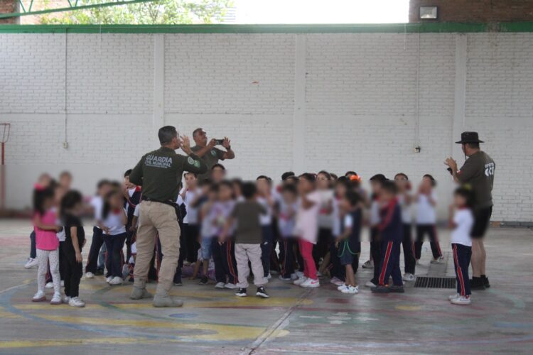 FERIA DE SEGURIDAD ACERCA SERVICIOS PREVENTIVOS A FAMILIAS DE SOLEDAD DE GRACIANO SÁNCHEZ