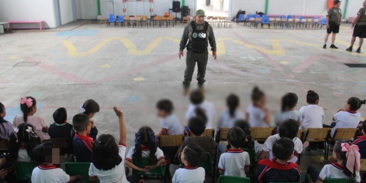 FERIA DE SEGURIDAD ACERCA SERVICIOS PREVENTIVOS A FAMILIAS DE SOLEDAD DE GRACIANO SÁNCHEZ