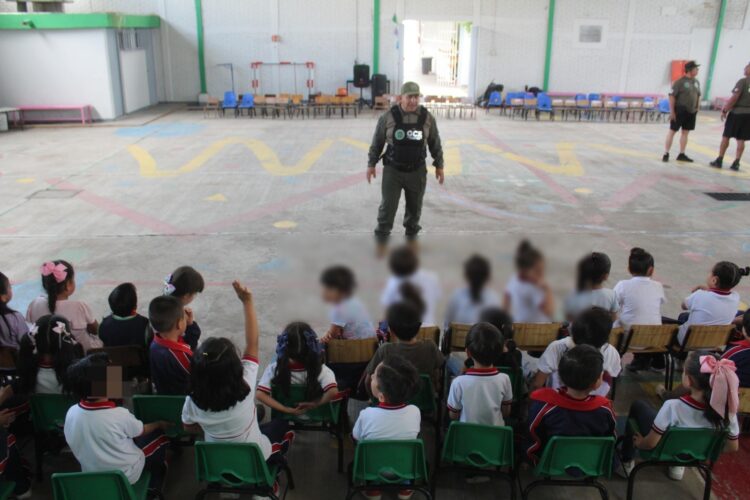 FERIA DE SEGURIDAD ACERCA SERVICIOS PREVENTIVOS A FAMILIAS DE SOLEDAD DE GRACIANO SÁNCHEZ