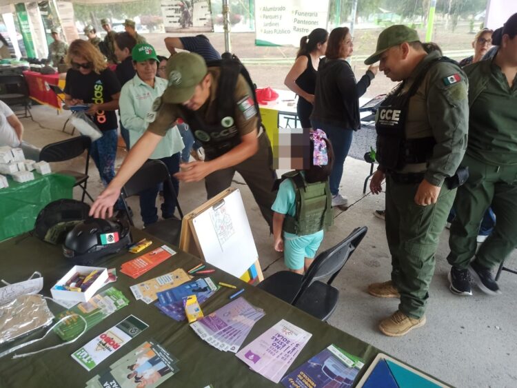 FERIA DE SEGURIDAD ACERCA SERVICIOS PREVENTIVOS A FAMILIAS DE SOLEDAD DE GRACIANO SÁNCHEZ
