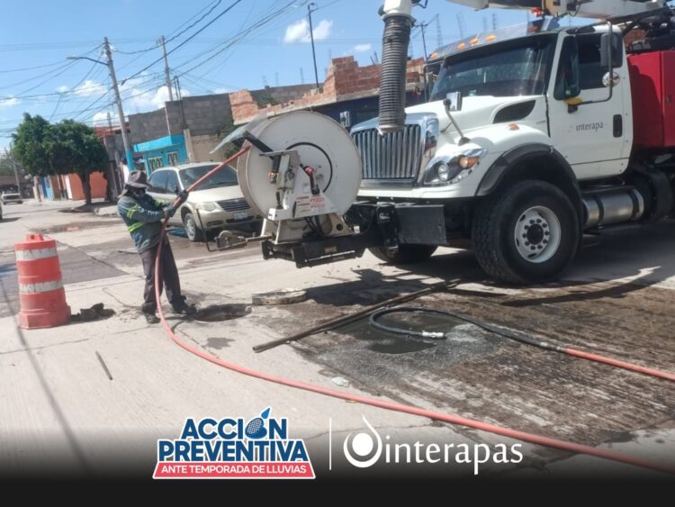 Interapas intensifica limpieza y desazolve de drenajes en zonas norte y sur
