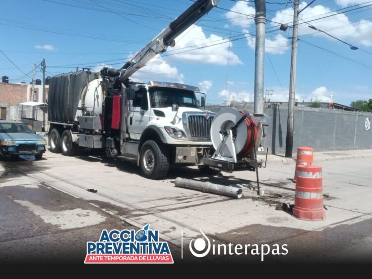 Interapas intensifica limpieza y desazolve de drenajes en zonas norte y sur
