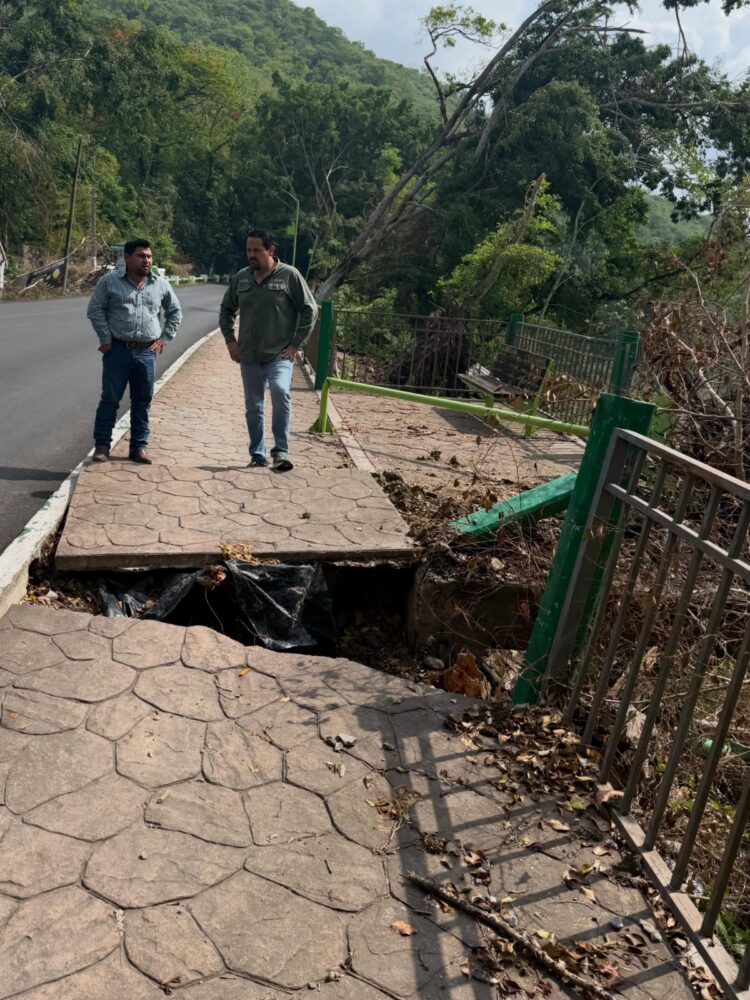 GOBIERNO ESTATAL REHABILITARÁ DAÑOS OCASIONADOS POR TROMBA EN CAMINO AXTLA-COMOCA