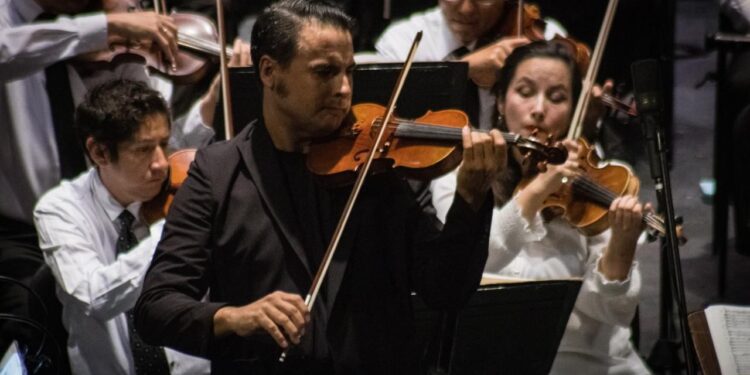 SAN LUIS CONQUISTA AL PÚBLICO CON ORQUESTA SINFÓNICA