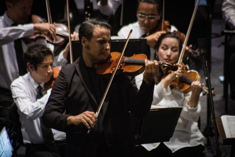 SAN LUIS CONQUISTA AL PÚBLICO CON ORQUESTA SINFÓNICA