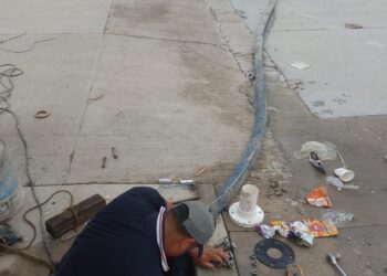 Interapas atiende fuga de agua y normaliza el servicio en la colonia Terremoto
