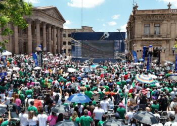 Más de 10 mil asistentes abarrotan el Centro Histórico en el triunfo de México