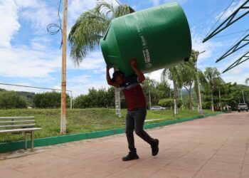 GOBIERNO ESTATAL ACERCA TINACOS A FAMILIAS POTOSINAS