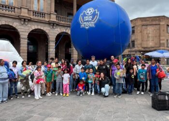 Habitantes de la Comunidad Los García viven la fiesta mundialista junto al Alcalde Enrique Galindo en el Fan Fest de Plaza del Carmen