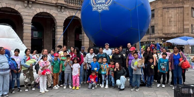 Habitantes de la Comunidad Los García viven la fiesta mundialista junto al Alcalde Enrique Galindo en el Fan Fest de Plaza del Carmen