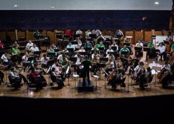 FÚTBOL Y MÚSICA SE UNEN EN EXITOSO CONCIERTO SINFÓNICO