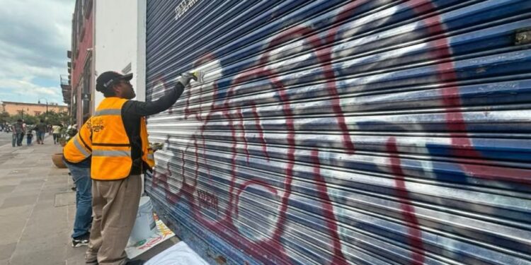 Redobla Unidad de Gestión del Centro Histórico el retiro de graffiti en esta zona