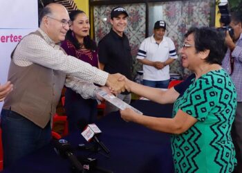 Trámites simples, negocios fuertes: Galindo entrega licencias