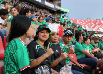 AFICIONADOS CELEBRAN TRANSMISIONES DEL MUNDIAL EN EL ESTADIO LIBERTAD FINANCIERA