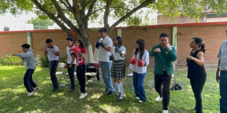 FÁTIMA HERRERA COMPARTE CON ESTUDIANTES DEL COBACH SU HISTORIA DE ESFUERZO Y DISCIPLINA