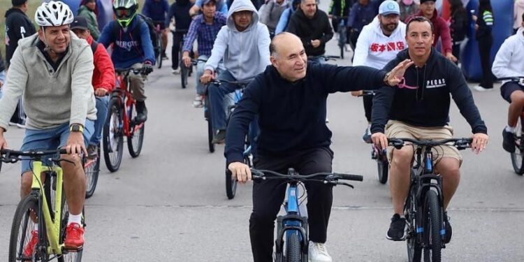 Enrique Galindo entrega más de 400 bicicletas y activa Cultura en tu Colonia