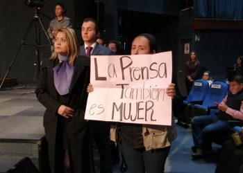 En el marco del Día Internacional de la Mujer, periodista se manifiesta