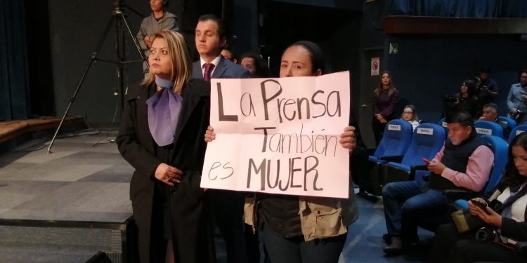 En el marco del Día Internacional de la Mujer, periodista se manifiesta