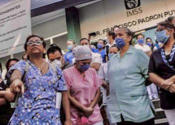 Se manifiestan trabajadores de la Clínica 2 del IMSS Cuauhtémoc
