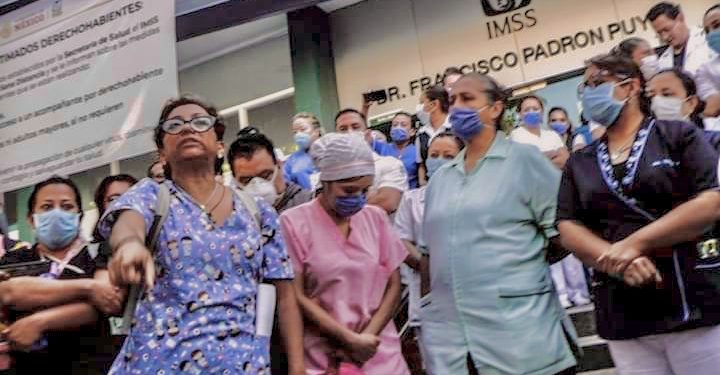 Se manifiestan trabajadores de la Clínica 2 del IMSS Cuauhtémoc