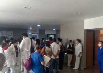 Exigen empleados de la clínica 50 del IMSS la falta de insumos contra el Covid-19