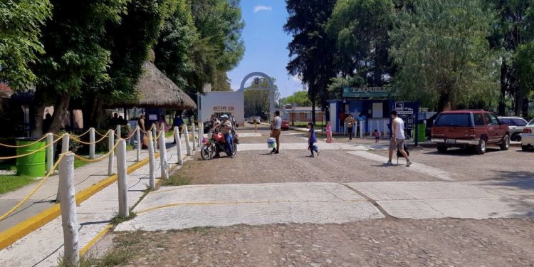Asistentes al Balneario Gogorrón desafían al COVID-19