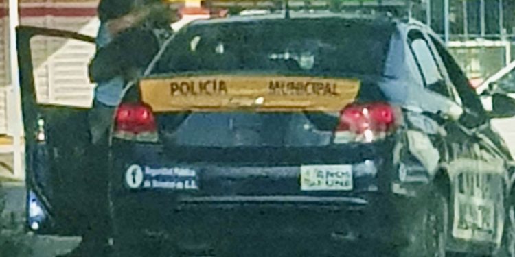 Beso, abrazo y arrumaco, no impide a policía vial de Soledad, demostrar amor a su doncella