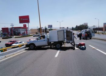 ¡Salva la vida de milagro!, conductor de camioneta se impacta contra carriles centrales de la carretera 57
