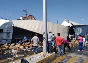 En plena contingencia por el Covid-19, potosinos saquean tráiler de Grupo Modelo accidentado