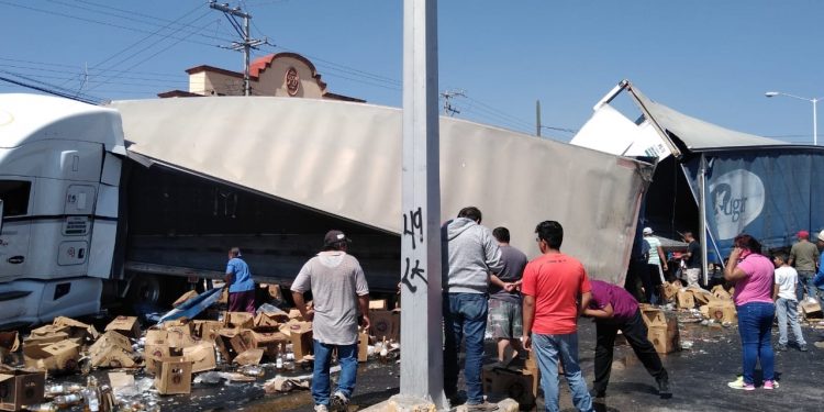 En plena contingencia por el Covid-19, potosinos saquean tráiler de Grupo Modelo accidentado