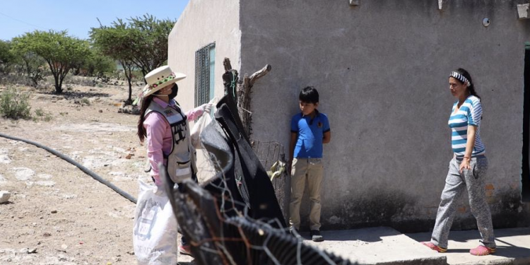 Entrega de despensas por el ayuntamiento de Villa de Reyes a sus habitantes