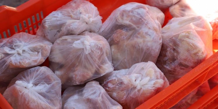 Administración villareyense entrega despensas básicas a familias vulnerables