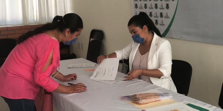 Edil municipal de Villa de Zaragoza, entrega apoyos a comercios clasificados como no esenciales