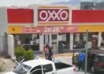 VIDEO: En el Oxxo de Puerta Natura en la capital, detienen a integrante del Cártel de Santa Rosa de Lima
