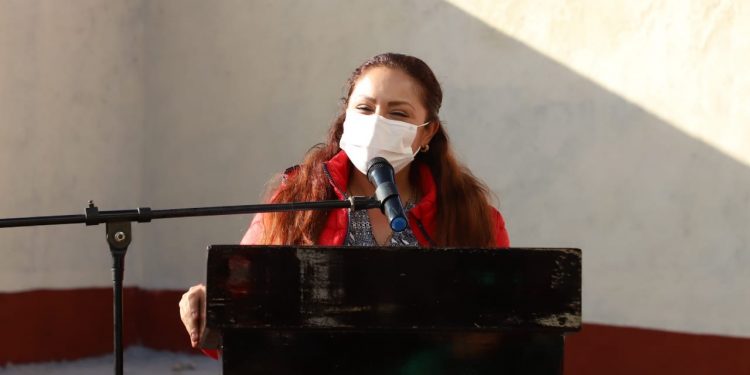 Erika Briones sigue entregando obras alrededor del municipio